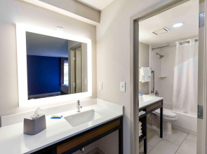 Holiday Inn Express Nashville Downtown - Broadway by IHG