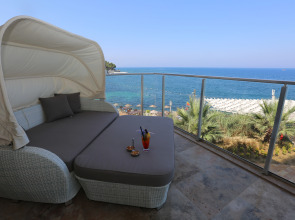 Charisma De Luxe Hotel