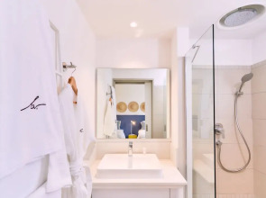 Les Estivales Beachfront Suites & Penthouses with LOV