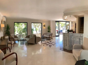 Moonshine Hotel & Suites