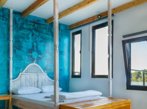 ArkaBarka Floating Hostel and Apartments