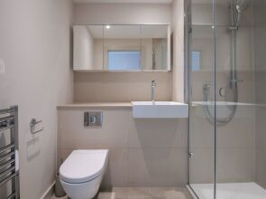 Modern Family Home close to Victoria Station