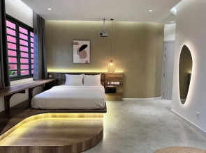 Kin Wander Tan Phong, The Moonage