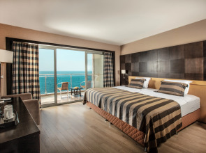 Charisma De Luxe Hotel