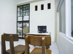 OYO 1642 Penginapan Anggrek Syariah 2