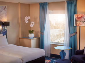 Carlton Ambassador Hotel