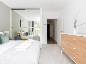 Luminous 2 Bed Balcony Flat in Islington