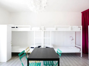 Meet Gardalake Hostel