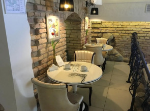 Арт-отель Moon Garden