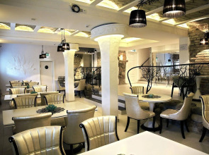 Арт-отель Moon Garden