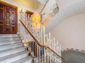 Petit Palace Lealtad Plaza