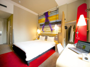 Schulz Hotel Berlin Wall at the East Side Gallery