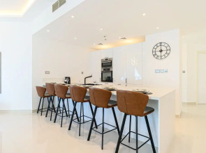 HiGuests - The Marina Torch