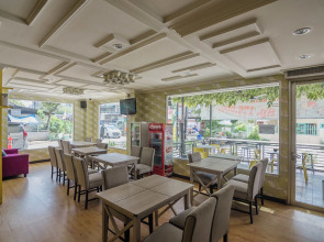 RedDoorz Plus near Mangga Besar Station 2