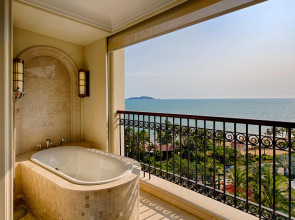 Отель Crowne Plaza Resort Sanya Bay