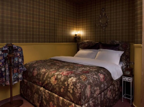 The Elliot - Adults only