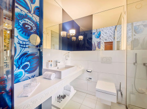 Carlton Ambassador Hotel