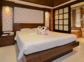 Отель Rayaburi Hotel Patong