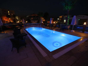 Aurasia SeaSide Hotel