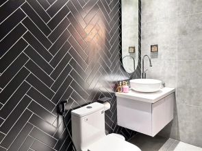 Kin Wander Tan Phong, The Moonage