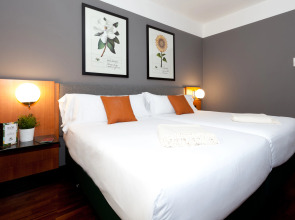 Отель Malcom and Barret