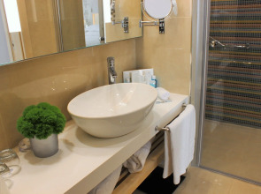 Tango Arjaan by Rotana Hotel