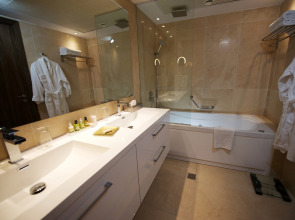 Adams Beach Hotel & Spa