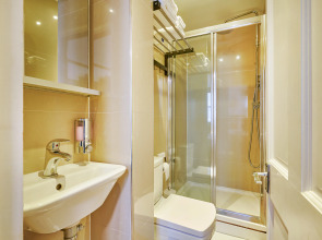 Huttons Hotel, Victoria London