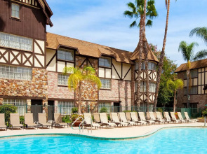 Anaheim Majestic Garden Hotel