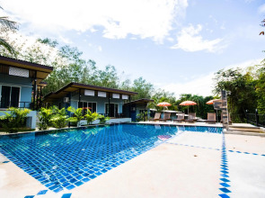 Chomphu Resort Khaolak