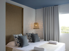 You & Co. Saler Beach Boutique Hotel