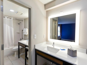 Holiday Inn Express Nashville Downtown - Broadway by IHG