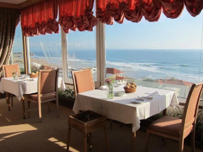 Carcavelos Beach Hotel