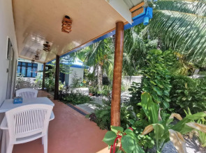 Blue Water Thoddoo Inn