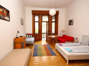 Pal's Hostel & Apartments