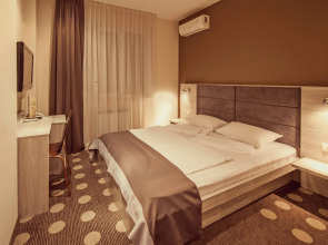 Отель Ambassador Plaza