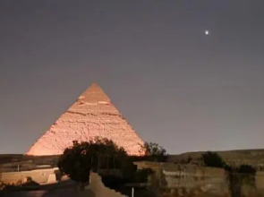 The Gate Hotel Front Pyramids & Sphinx View