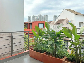 Kin Wander Tan Phong, The Moonage