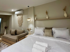 The Gate Hotel Front Pyramids & Sphinx View