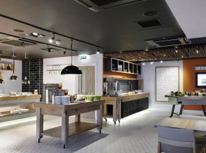 Holiday Inn London Brentford Lock by IHG