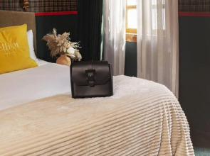 The Elliot - Adults only