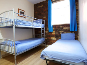 International Inn - Hostel