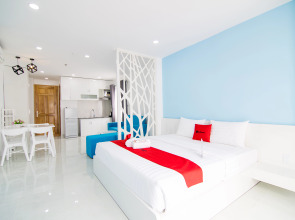 RedDoorz Plus near Nguyen Hue Walking Street