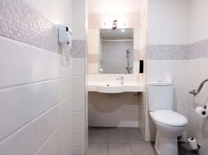 Kyriad Paris 10 - Canal Saint Martin - République