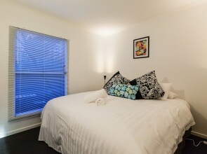 DAWN, 2BDR Carlton Apartment