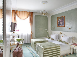 Queen's Astoria Design Hotel