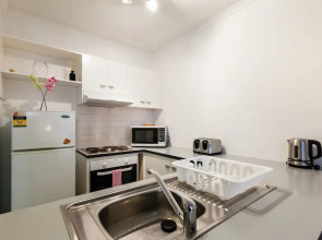 DAWN, 2BDR Carlton Apartment