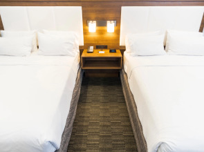 Holiday Inn Express & Suites Hollywood Walk Of Fame