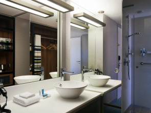 Отель Aloft Brussels Schuman