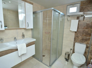 Cleopatra King Apart